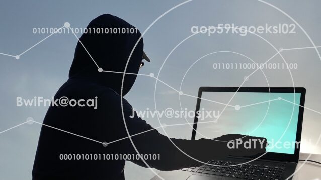 ハッキングしている男性