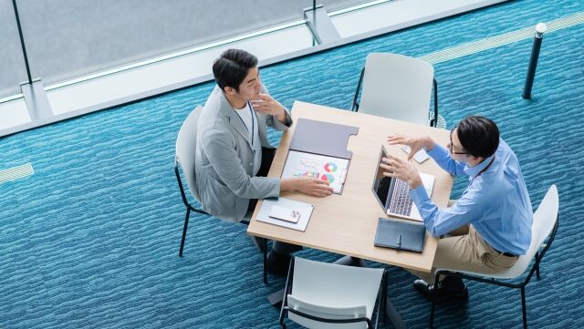 今後の課題について語る二人組
